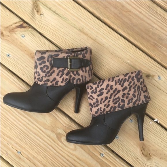 New Directions Charm Leopard print ankle Booties - Picture 7 of 8